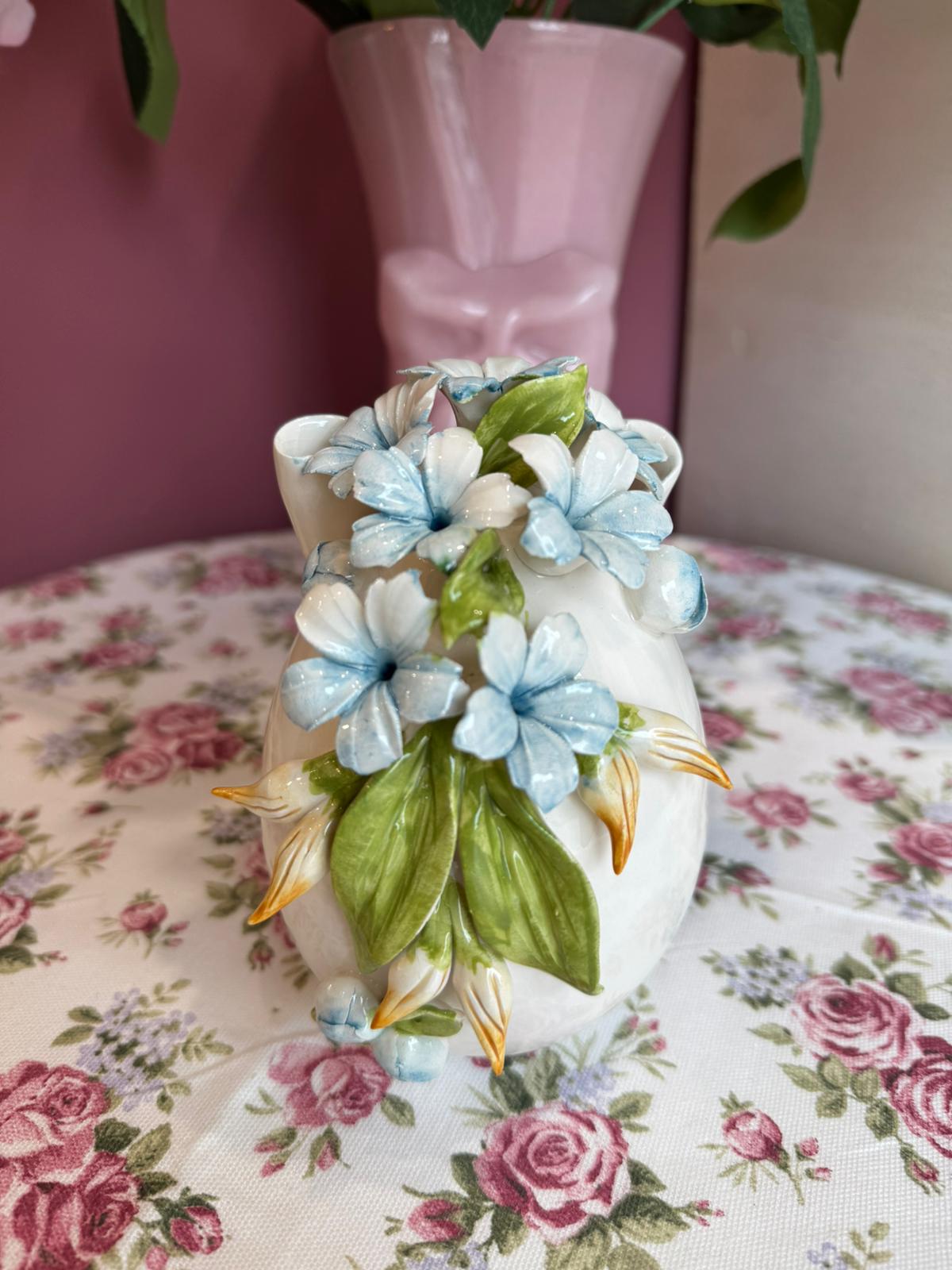 Uovo in porcellana di Capodimonte con fiori azzurri - H.14 cm
